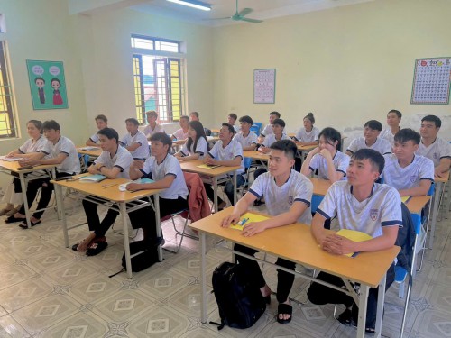 hông báo tuyển giáo viên tiếng Trung và tiếng Nhật Bản