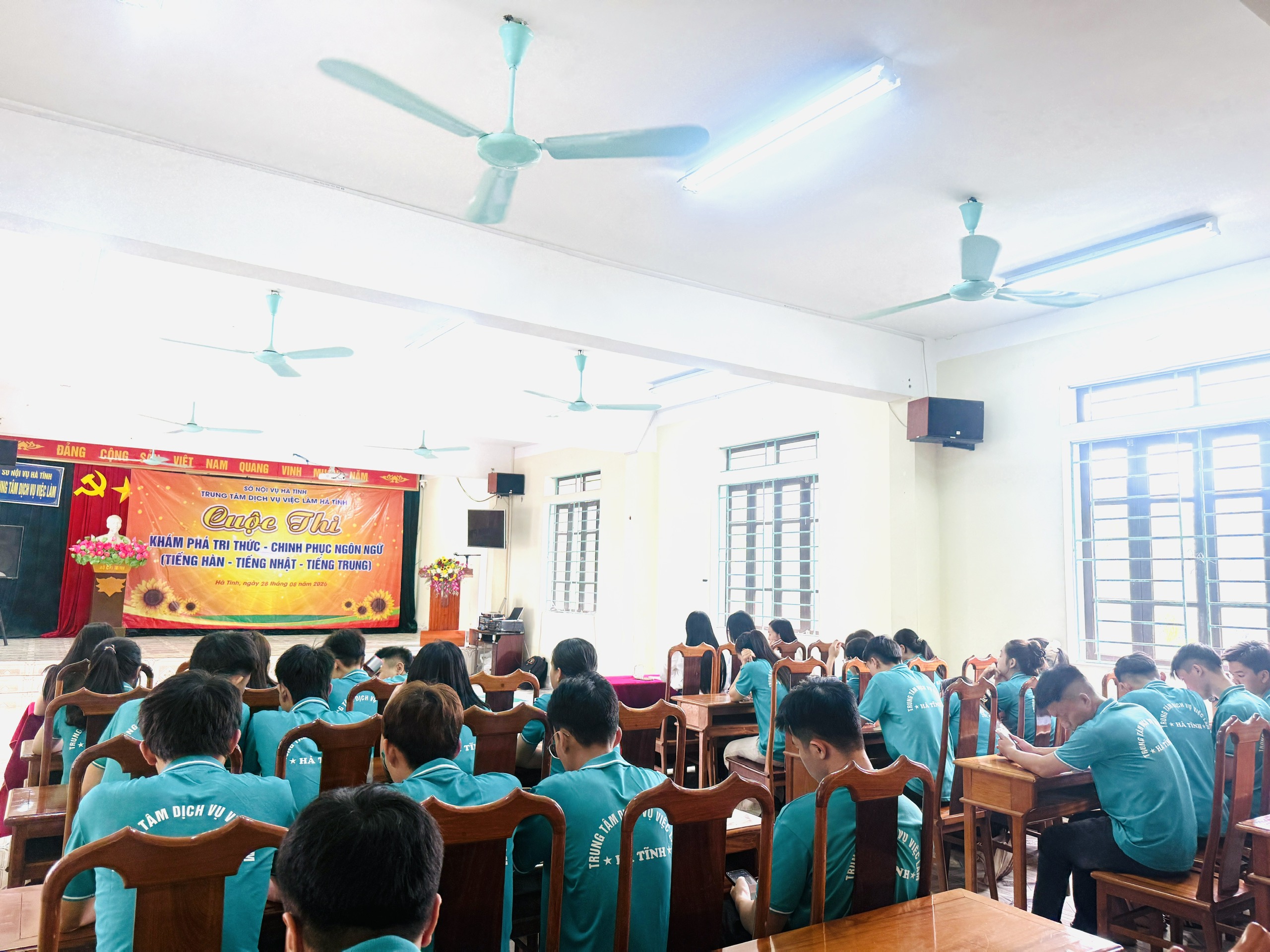 Sôi nổi hội thi tìm hiều về văn hoá, đất nước, con người các nước Hàn Quốc, Nhật Bản, Trung Quốc của học viên học ngoại ngữ tại Trung tâm